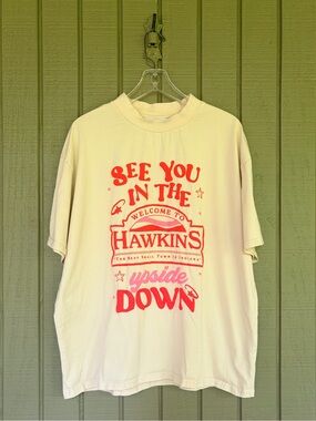 The Common Room Stranger Things Hawkins Upside Down Graphic Tee Cream XL EUC